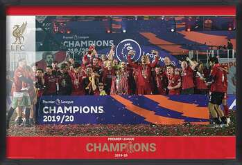 Zarámovaný plagát Liverpool FC - Trophy Lift